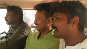 ரூ 100 கோடி மோசடி வழக்கு! அன்பில் மகேஷ் கைது! பச்சை சட்டையில் சிரித்தபடியே போலீஸ் ஜீப்பில் Anbil