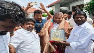  எடப்பாடிக்கு கடிதம் எழுதிய அடுத்த 1 மணி நேரத்தில் தவெகவில் இணைந்த முன்னாள் எம்.எல்.ஏ முருகுமாறன்!