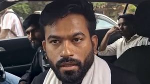 இரவோடு இரவாக கரப்பான் பூச்சி கட்சி தலைவர் தீப்கே கைது? மும்பையில் என்ன நடந்தது! உச்சக்கட்ட பரபரப்பு
