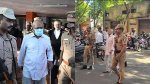 ஜெம் வீரமணி மகள் கைது? விமானத்தில் வைத்து தூக்கிய SIT.. சிங்கப்பூர்  புறப்பட்டபோது சம்பவம்
