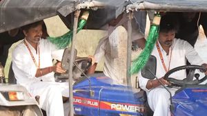 “பாண்டியம்மா சிஸ்டர்”.. விஜய் டிராக்டர் ஓட்டிய வீடியோவை வைத்து பங்கம் செய்த அதிமுக ஐடி விங்!
