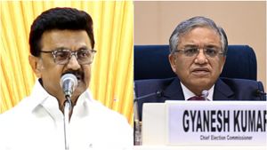 திமுகவின் கோட்டைகளை குறி வைத்த SIR? சந்தேகம் கிளப்பும் 'பிசினஸ் லைன்' டேட்டா!