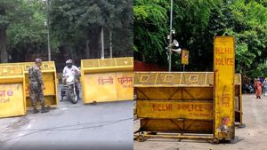 போக்குவரத்துக்கு தடை, இன்டெர்நெட் முடக்கம்! ஜந்தர் மந்தரை கட்டுப்பாட்டில் கொண்டு வந்த டெல்லி போலீஸ்!