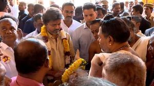Vijay: மதுரை மீனாட்சி அம்மன் கோயிலுக்கு வந்த விஜய்! யார் பெயரில் அர்ச்சனை செய்தார் தெரியுமா?
