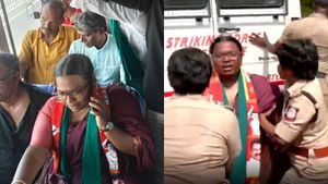 நாதக வேட்பாளர் கார்த்திகாவை குண்டுக்கட்டாக கைது செய்த போலீசார்.. விஜய் ரோடு ஷோவின்போது பரபரப்பு!