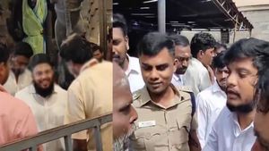 குல்லா போட்டவர் எப்படி கோவிலுக்கு வரலாம்? அமைச்சருடன் கடும் வாக்குவாதம்! திருவண்ணாமலையில் பரபரப்பு!