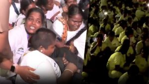 சென்னையில் செவிலியர்கள் குண்டுகட்டாக கைது.. மின்சாரம் துண்டிப்பால் டார்ச் வெளிச்சத்தில் போராட்டம்!
