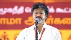 என்ன சார் இது? கட்சித்தாவல் தடை சட்டத்தின் அடிப்படை கூட தெரியாமல் விஜய் பேசுகிறாரே! கவனிச்சீங்களா? 
