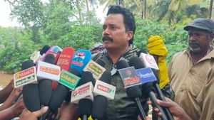 தேனி சின்னவாய்க்காலில் இடுப்பளவு தண்ணீரில் இறங்கி கைகளாலேயே குப்பை அள்ளிய கம்பம் எம்எல்ஏ ஜெகநாத்!
