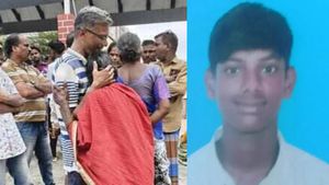 ஆசிரியரை கைது செய்யாமல்.. மகனின் உடலை வாங்க மாட்டோம்! கோவை மாணவரின் பெற்றோர் உறுதி!