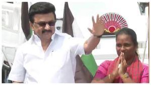 ஸ்டாலின் ரோடு ஷோ.. தாராபுரத்தில் திரண்ட மக்கள் கூட்டம்.. உற்சாக வரவேற்பால் களைகட்டிய தேர்தல் களம்
