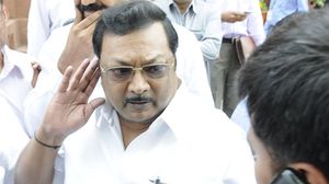 விபத்தில் சிக்கியவர் கணவர் என தெரியாமல் சிகிச்சை அளித்த செவிலியர் - நெகிழ்ச்சி சம்பவம்