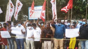 கோவை தலித் அரசு ஊழியர் காலில் விழுந்தது ஏன்? புதிய வீடியோ காட்டும் தலைகீழ் திருப்பம்