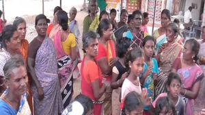 தூத்துக்குடியில் கோழி திருடிய காவலர்கள் - பணியிடைநீக்கம் செய்த மாவட்ட கண்காணிப்பாளர்