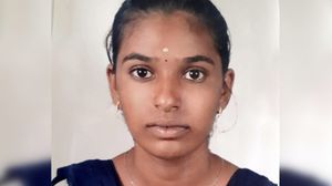நீட் தேர்வு அச்சம்: தற்கொலை செய்துகொண்ட வேலூர் கூலி தொழிலாளி மகள்