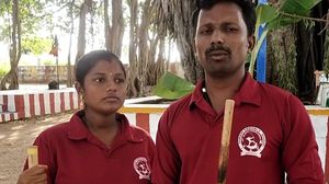 இரு கைகளால் சிலம்பம் சுற்றி அசத்தும் நாமக்கல் கர்ப்பிணி பெண்