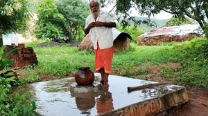 தந்தை சொன்ன ஒற்றை சொல்... 5௦ ஆண்டுகளாக வழிபோக்கர்களின் தாகம் தணிக்கும் சேலம் விவசாயி