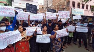 கோவை மாணவி மரண விவகாரம்: பள்ளி முதல்வர் மீரா ஜாக்சன் பெங்களூரில் கைது