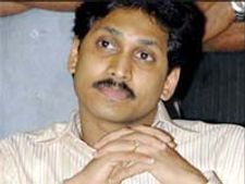   బాబు ముందు జగన్ ఎంత: టిడిపి