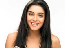  సినీ నటి ఆసిన్ పై పోలీసు కేసు