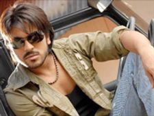  ఎన్టీఆర్ కు పోటీగా రాలేదు: రామ్ చరణ్