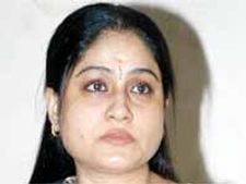  కెసిఆర్ తెలుగు..విజయశాంతి ఇంగ్లీష్