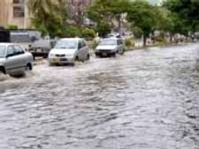  భారీ వర్షంతో హైదరాబాద్ జలమయం