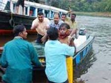 పడవ బోల్తా: ఇద్దరు చిన్నారుల మృతి