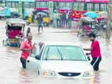 వరద గుప్పిట్లో గుంటూరు, నల్లగొండ