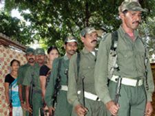 పోలీసు వాసనకు నక్సల్స్ పరారీ