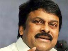 నిధులపై ప్రభుత్వం మొహమాటం: చిరు
