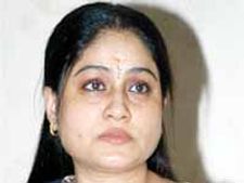 నన్ను రాజకీయాల్లోకి లాగొద్దు: విజయశాంతి