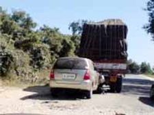 లారీని ఢీకొన్న పెళ్లి వ్యాన్: 8మంది మృతి