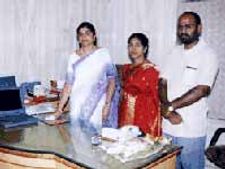 రామోజీ కుటుంబం బంగారు కిరీటం బహూకరణ