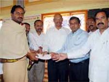 వరద బాధితులకు ఎన్నారై సంస్ధ సాయం