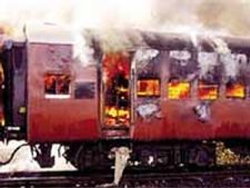 కర్నాటక ఎక్స్ ప్రెస్ బోగీల్లో మంటలు