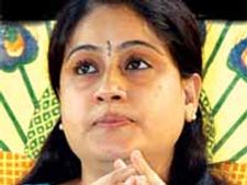 మెదక్ ఎస్పీ ఆఫీసు ముట్టడిస్తాం: విజయశాంతి