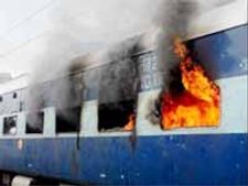 హైదరాబాదులో రైలు బోగీలకు నిప్పు