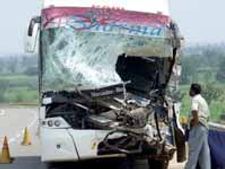 చిత్తూరు జిల్లాలో రోడ్డు ప్రమాదం: 4 గురు మృతి