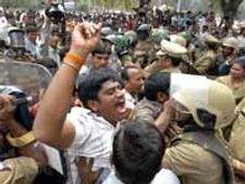 విద్యార్ధి ఘర్జనకు నల్గొండ జిల్లాలో పోలీసుల బ్రేక్ 