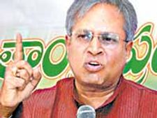 వైఎస్ బతికి, ఎప్పుడైనా తిరిగిరావచ్చు: ఉండవల్లి