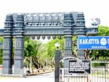 కాకతీయ విద్యార్ధులకు మహిళల నీరాజనం