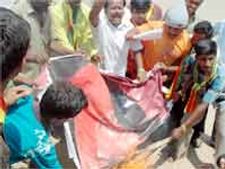 స్వామి ఆశ్రమాలపై అధికారుల దాడులు