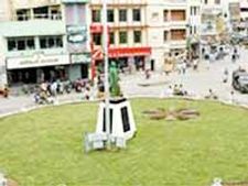 గోడపై నుంచి దూకి ఖైదీ ఆత్మహత్యాయత్నం
