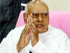 రోశయ్య బంధువునంటూ 50 లక్షలు వసూలు