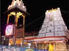 తిరుమలలో పోలీసుల రాసలీలలు