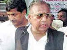 జగన్ ఇష్యూ: మీడియాపై విహెచ్ గుర్రు