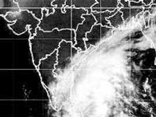 తుఫానుతో తీర ప్రాంత జిల్లాలు అస్తవ్యస్తం