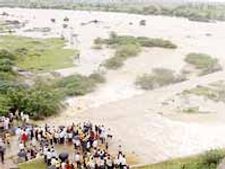 వాగులో చిక్కుకున్న 20 మంది