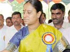 వైయస్ జగన్ తెలంగాణ యాత్రపై రెచ్చగొడుతున్నారు: కొండా సురేఖ